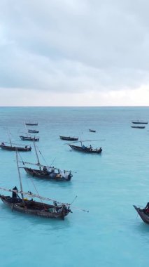 Zanzibar, Tanzanya kıyısı yakınlarındaki okyanusta dikey video tekneleri.