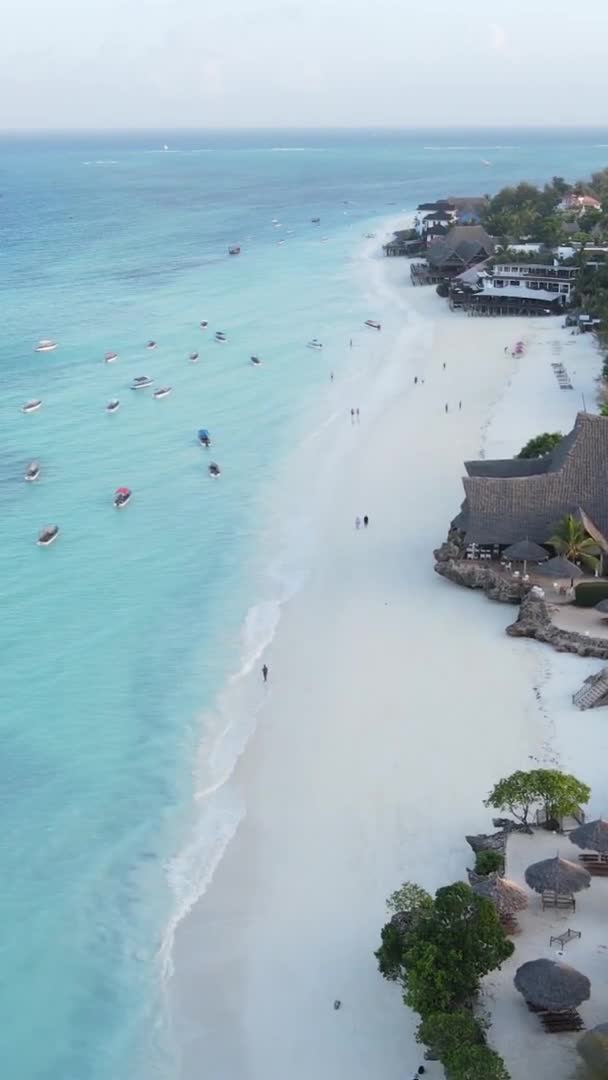 Vertikální video pláže na ostrově Zanzibar, Tanzanie, letecký pohled — Stock video
