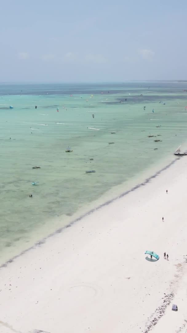Pionowe wideo z plaży na wyspie Zanzibar, Tanzania, widok z lotu ptaka — Wideo stockowe