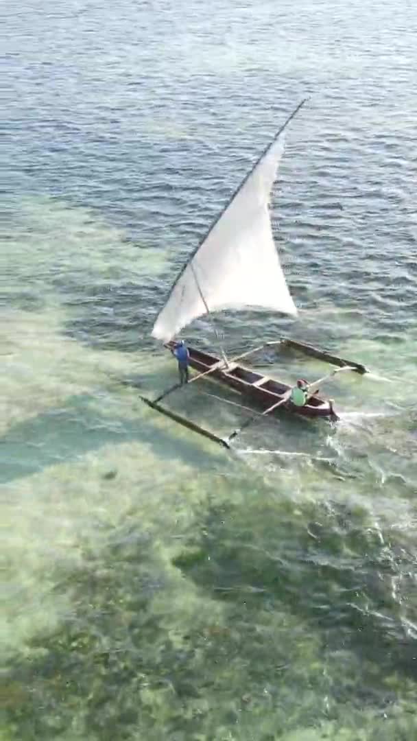 Barcos de vídeo verticais no oceano perto da costa de Zanzibar, na Tanzânia, vista aérea — Vídeo de Stock