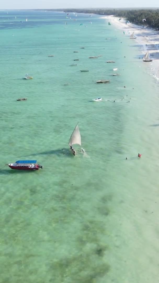 Verticale videoboten in de oceaan bij de kust van Zanzibar, Tanzania, luchtfoto 's — Stockvideo