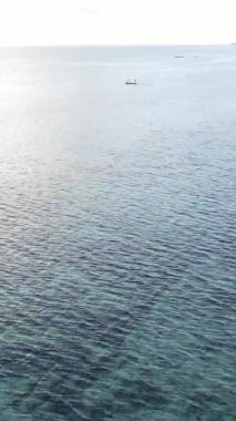 Zanzibar, Tanzanya kıyısı yakınlarındaki okyanusta dikey video tekneleri.