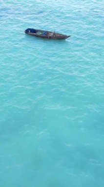 Zanzibar, Tanzanya kıyısı yakınlarındaki okyanusta dikey video tekneleri.