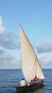 Zanzibar, Tanzanya kıyısı yakınlarındaki okyanusta dikey video tekneleri.