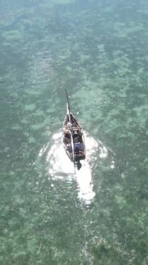Zanzibar, Tanzanya kıyısı yakınlarındaki okyanusta dikey video tekneleri.
