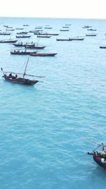 Zanzibar, Tanzanya kıyısı yakınlarındaki okyanusta dikey video tekneleri.