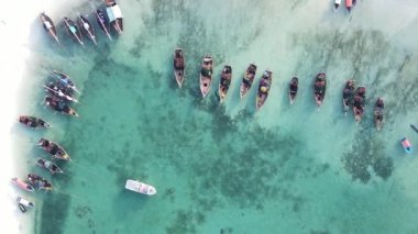 Zanzibar, Tanzanya kıyısı yakınlarındaki okyanusta dikey video tekneleri.