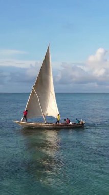 Zanzibar, Tanzanya kıyısı yakınlarındaki okyanusta dikey video tekneleri.