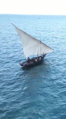 Zanzibar, Tanzanya kıyısı yakınlarındaki okyanusta dikey video tekneleri.