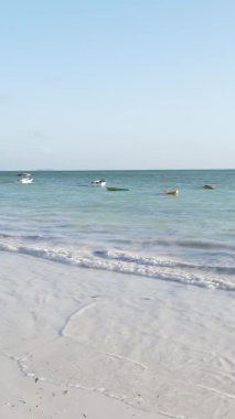 Zanzibar, Tanzanya kıyısı yakınlarındaki okyanusta dikey video tekneleri.