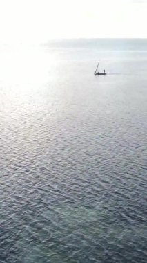 Zanzibar, Tanzanya kıyısı yakınlarındaki okyanusta dikey video tekneleri.