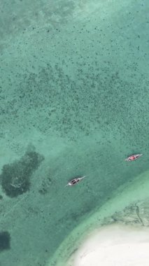 Zanzibar, Tanzanya kıyısı yakınlarındaki okyanusta dikey video tekneleri.