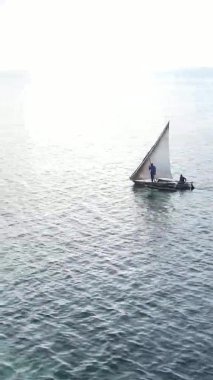 Zanzibar, Tanzanya kıyısı yakınlarındaki okyanusta dikey video tekneleri.