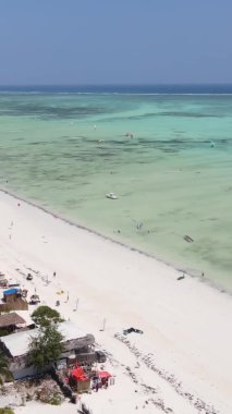 Zanzibar, Tanzanya kıyısı yakınlarındaki okyanusta dikey video tekneleri.