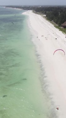 Zanzibar, Tanzanya kıyısı yakınlarındaki okyanusta dikey video tekneleri.
