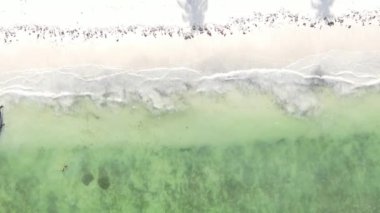 Zanzibar, Tanzanya kıyısı yakınlarındaki okyanusta dikey video tekneleri.