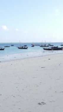 Zanzibar, Tanzanya kıyısı yakınlarındaki okyanusta dikey video tekneleri.