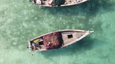 Zanzibar, Tanzanya kıyısı yakınlarındaki okyanusta dikey video tekneleri.