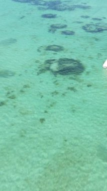 Zanzibar, Tanzanya kıyısı yakınlarındaki okyanusta dikey video tekneleri.