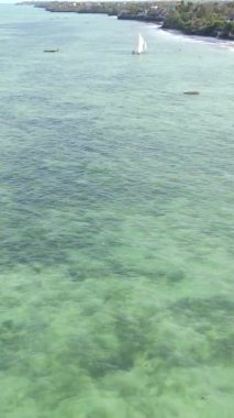 Zanzibar, Tanzanya kıyısı yakınlarındaki okyanusta dikey video tekneleri.