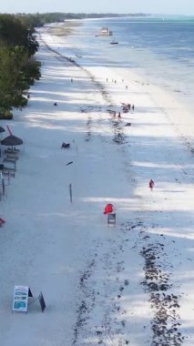 Zanzibar, Tanzanya kıyısı yakınlarındaki okyanusta dikey video tekneleri.