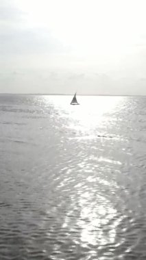 Zanzibar, Tanzanya kıyısı yakınlarındaki okyanusta dikey video tekneleri.