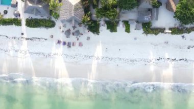 Zanzibar, Tanzanya kıyısı yakınlarındaki okyanusta dikey video tekneleri.