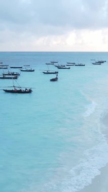Zanzibar, Tanzanya kıyısı yakınlarındaki okyanusta dikey video tekneleri.