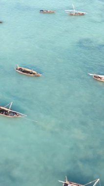 Zanzibar, Tanzanya kıyısı yakınlarındaki okyanusta dikey video tekneleri.