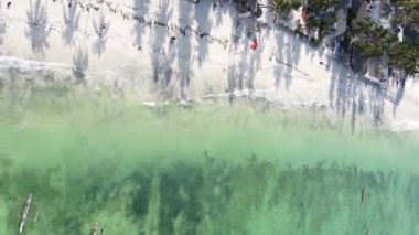 Zanzibar, Tanzanya kıyısı yakınlarındaki okyanusta dikey video tekneleri.