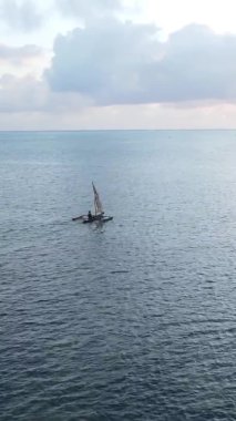 Zanzibar, Tanzanya kıyısı yakınlarındaki okyanusta dikey video tekneleri.