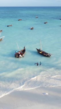 Zanzibar, Tanzanya kıyısı yakınlarındaki okyanusta dikey video tekneleri.