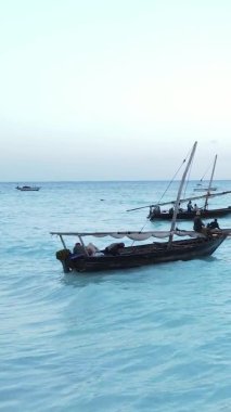 Zanzibar, Tanzanya kıyısı yakınlarındaki okyanusta dikey video tekneleri.