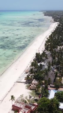 Zanzibar, Tanzanya kıyısı yakınlarındaki okyanusta dikey video tekneleri.