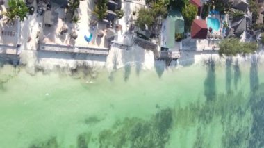 Zanzibar, Tanzanya kıyısı yakınlarındaki okyanusta dikey video tekneleri.