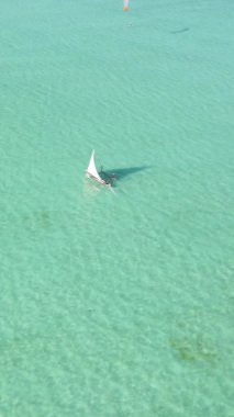 Zanzibar, Tanzanya kıyısı yakınlarındaki okyanusta dikey video tekneleri.