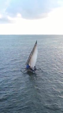 Zanzibar, Tanzanya kıyısı yakınlarındaki okyanusta dikey video tekneleri.