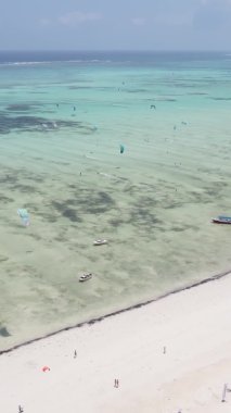 Zanzibar, Tanzanya kıyısı yakınlarındaki okyanusta dikey video tekneleri.