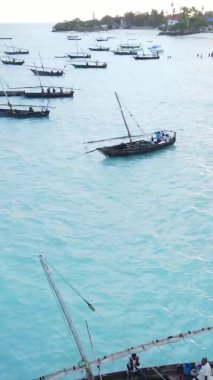 Zanzibar, Tanzanya kıyısı yakınlarındaki okyanusta dikey video tekneleri.