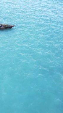 Zanzibar, Tanzanya kıyısı yakınlarındaki okyanusta dikey video tekneleri.