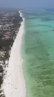 Zanzibar, Tanzanya kıyısı yakınlarındaki okyanusta dikey video tekneleri.
