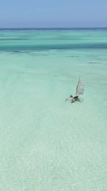 Zanzibar, Tanzanya kıyısı yakınlarındaki okyanusta dikey video tekneleri.