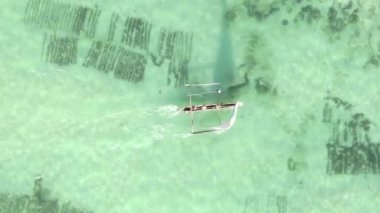 Zanzibar, Tanzanya kıyısı yakınlarındaki okyanusta dikey video tekneleri.