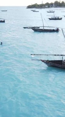 Zanzibar, Tanzanya kıyısı yakınlarındaki okyanusta dikey video tekneleri.