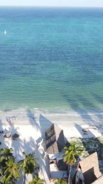 Zanzibar, Tanzanya kıyısı yakınlarındaki okyanusta dikey video tekneleri.