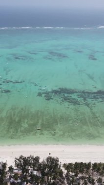 Zanzibar, Tanzanya kıyısı yakınlarındaki okyanusta dikey video tekneleri.