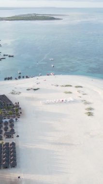 Zanzibar, Tanzanya kıyısı yakınlarındaki okyanusta dikey video tekneleri.