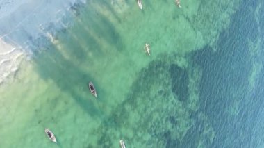 Zanzibar, Tanzanya kıyısı yakınlarındaki okyanusta dikey video tekneleri.