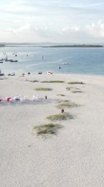 Zanzibar, Tanzanya kıyısı yakınlarındaki okyanusta dikey video tekneleri.