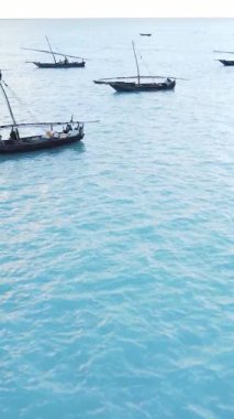 Zanzibar, Tanzanya kıyısı yakınlarındaki okyanusta dikey video tekneleri.